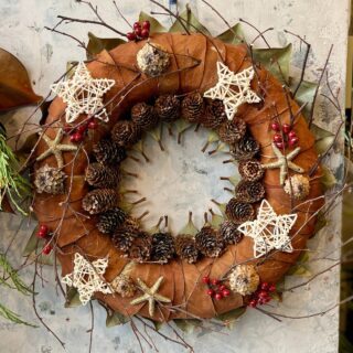 Accueillez la magie des fêtes chez vous ✨Nos couronnes de Noël sont des créations uniques, réalisées sur mesure par nos fleuristes-créateurs. 🎄

Laquelle de ces couronnes préférez-vous? Dites-nous en commentaire! ⬇️

#couronnedenoel #couronnedefleurs #couronnesdefleursséchées #tempsdesfêtes #décorationdenoël #lepouvoirdesfleurs