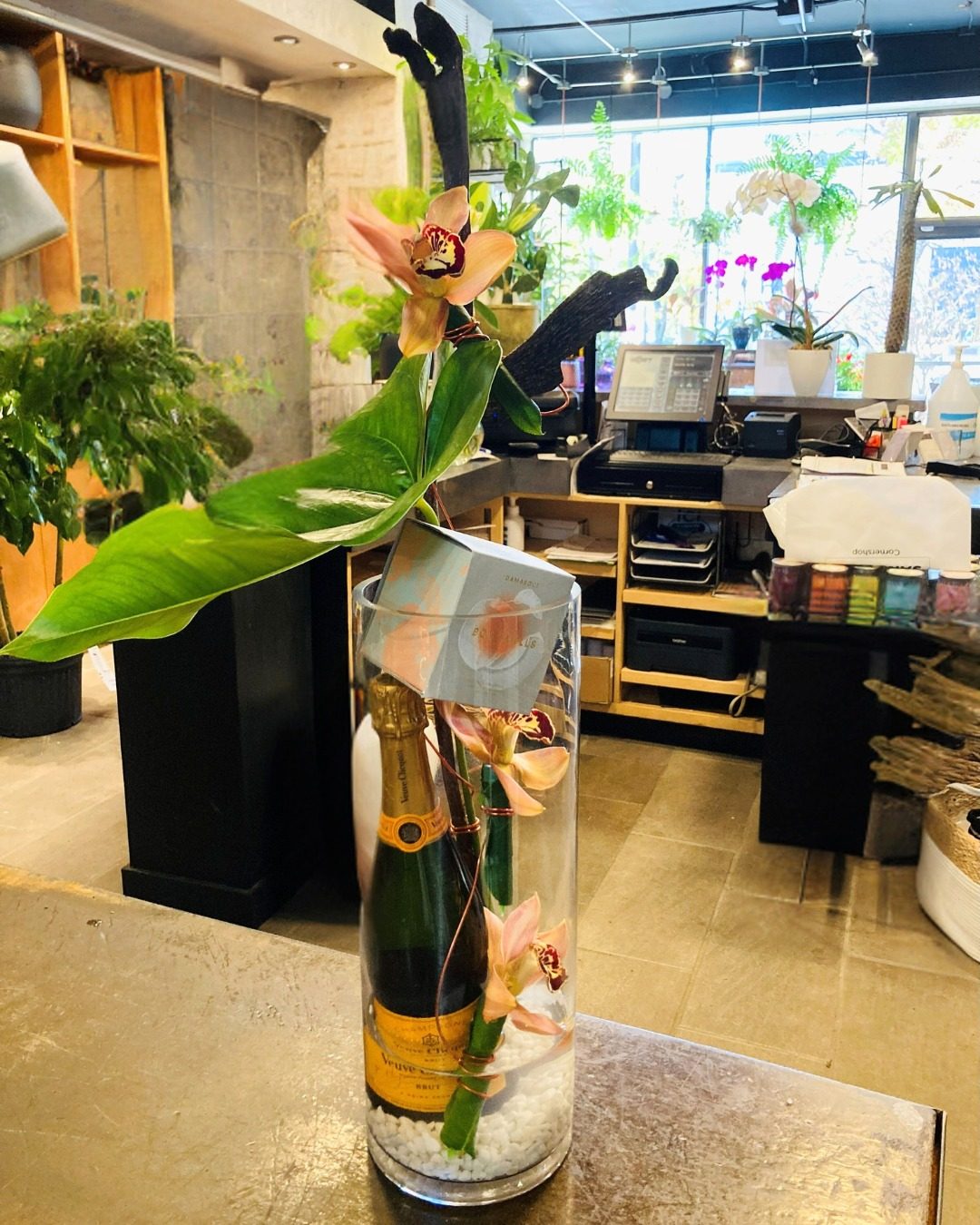 🍾💐Fleurs et bulles : la meilleure façon de célébrer le nouvel an (selon nous 😉)!

L'équipe de Zen vous souhaite une année 2026 florissante et pleine de bonheur!

#nouvelan #bonneannée #fleuristemontreal #lepouvoirdesfleurs