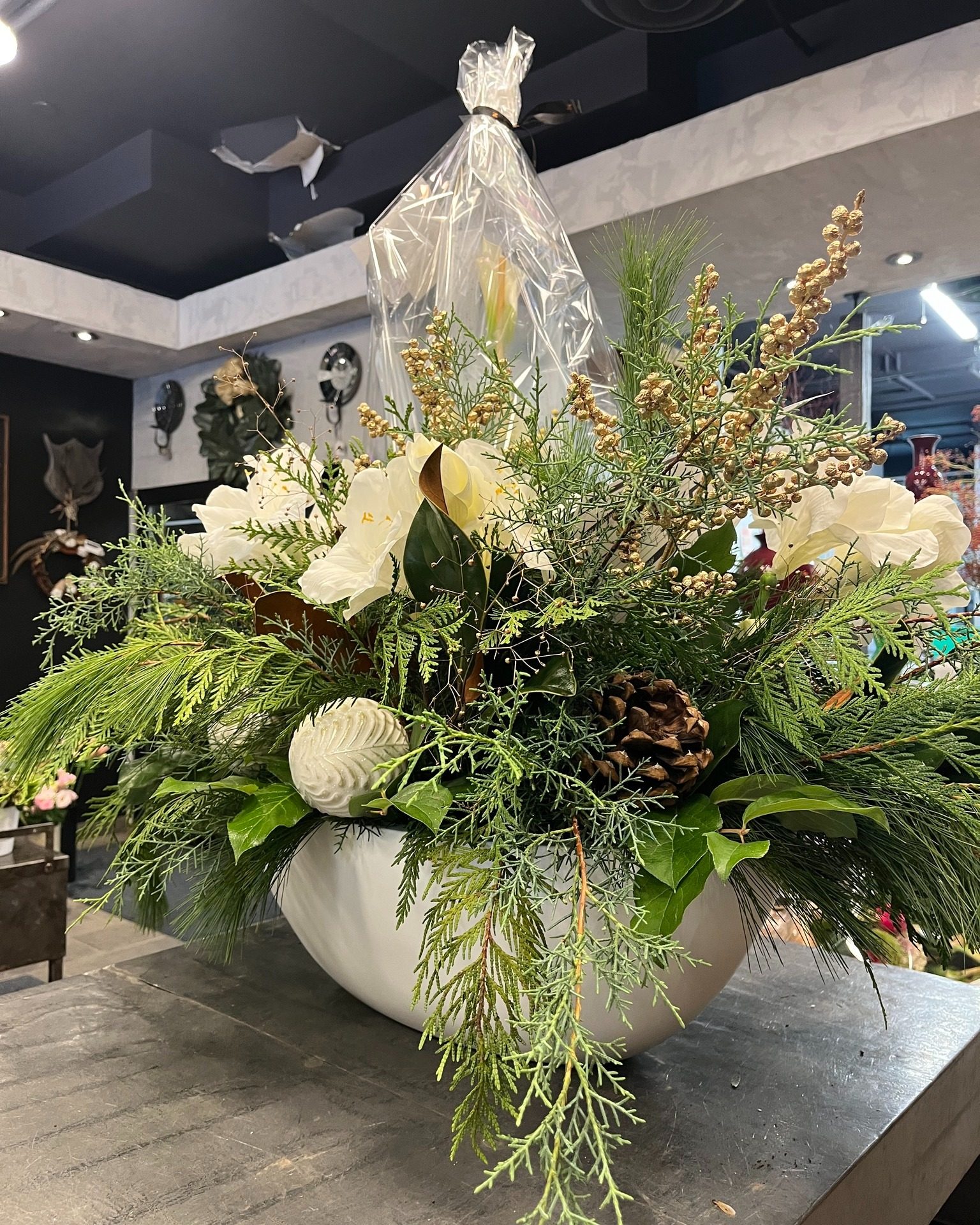Créé avec soin pour un client, cet arrangement marie textures, verdure et douceur pour un résultat à la fois chic et harmonieux. 🌿

#arrangementfloral #bouquetdefleurs #bouquetsurmesure #fleuristemontreal #montrealflorist #mileendmtl #plateaumontroyal