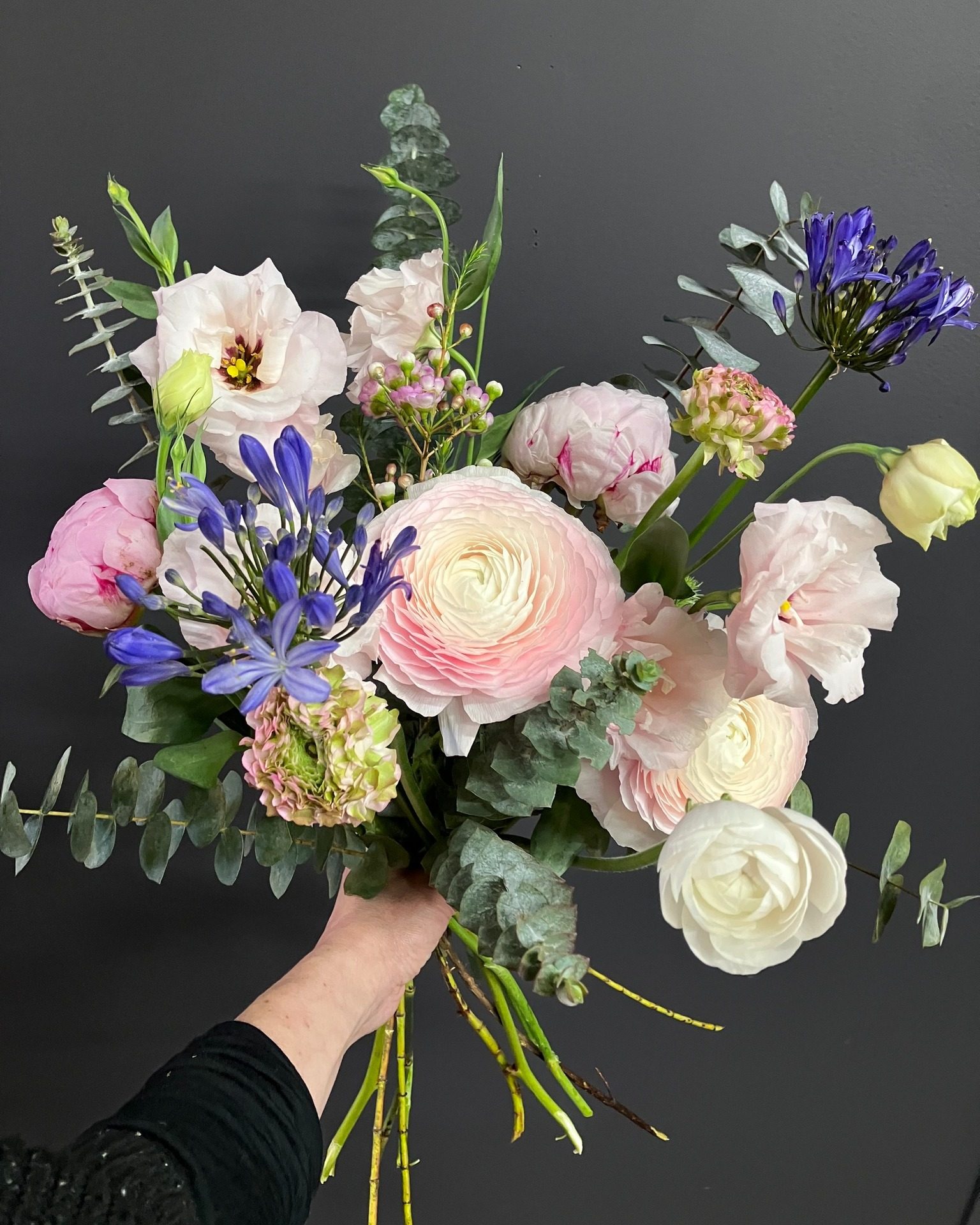 Le plus beau geste d’amour, c’est parfois de faire confiance.

Et si, pour la Saint-Valentin, vous laissiez nos fleuristes créer pour vous? 🌸

Avec le Choix du fleuriste, vous choisissez un budget et nous réalisons un bouquet unique, avec les plus belles fleurs en saison, pensé spécialement pour la personne que vous aimez. 🌹

💭 Et vous…
Seriez-vous capable d’offrir un bouquet sans le voir à l’avance?

#bouquetdefleurs #bouquetsaintvalentin #saintvalentin #fleurs #fleuristemontreal