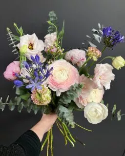 Le plus beau geste d’amour, c’est parfois de faire confiance.

Et si, pour la Saint-Valentin, vous laissiez nos fleuristes créer pour vous? 🌸

Avec le Choix du fleuriste, vous choisissez un budget et nous réalisons un bouquet unique, avec les plus belles fleurs en saison, pensé spécialement pour la personne que vous aimez. 🌹

💭 Et vous…
Seriez-vous capable d’offrir un bouquet sans le voir à l’avance?

#bouquetdefleurs #bouquetsaintvalentin #saintvalentin #fleurs #fleuristemontreal