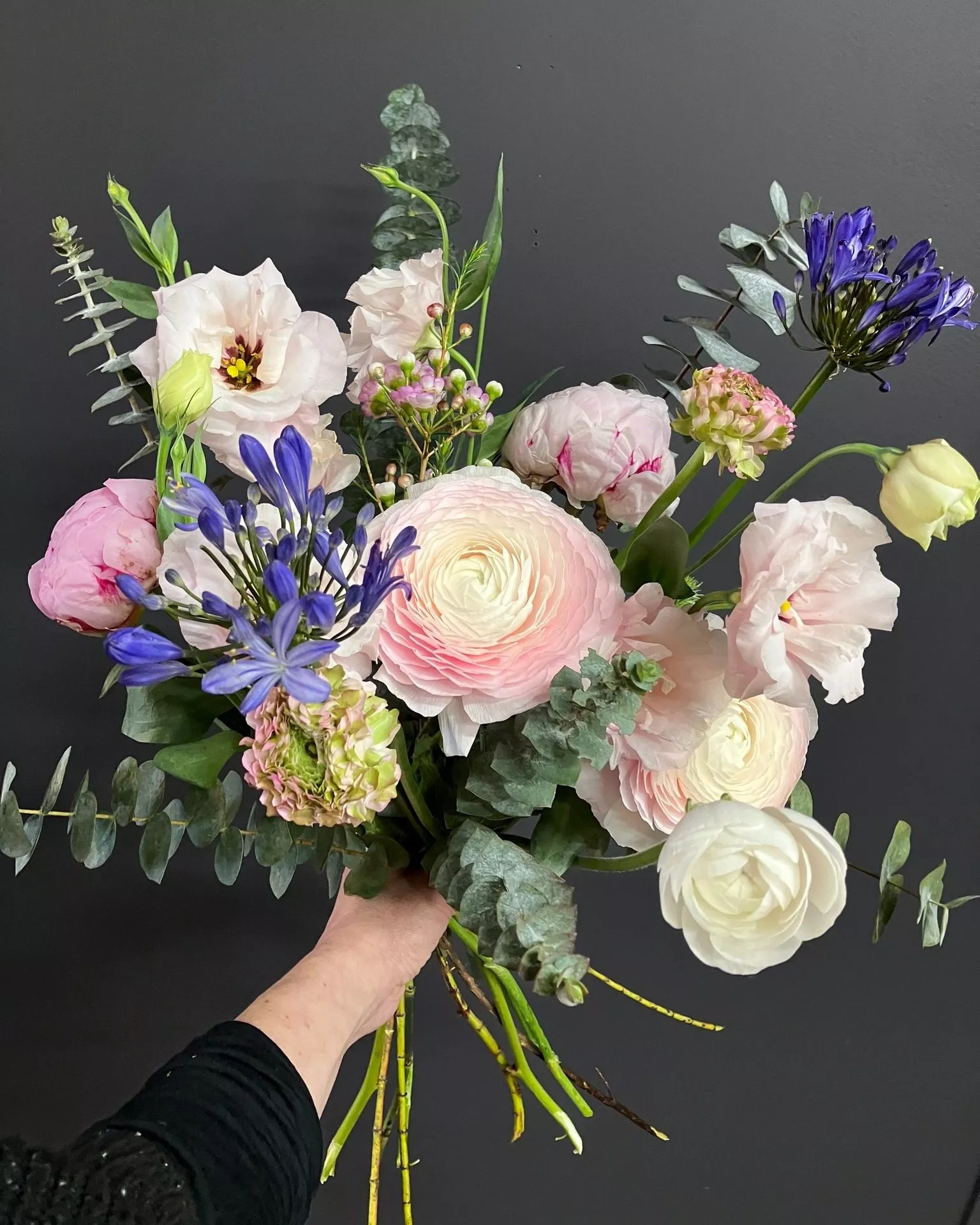 Le plus beau geste d’amour, c’est parfois de faire confiance.

Et si, pour la Saint-Valentin, vous laissiez nos fleuristes créer pour vous? 🌸

Avec le Choix du fleuriste, vous choisissez un budget et nous réalisons un bouquet unique, avec les plus belles fleurs en saison, pensé spécialement pour la personne que vous aimez. 🌹

💭 Et vous…
Seriez-vous capable d’offrir un bouquet sans le voir à l’avance?

#bouquetdefleurs #bouquetsaintvalentin #saintvalentin #fleurs #fleuristemontreal