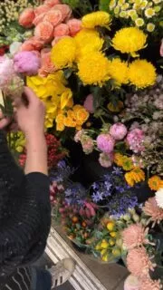 Pour la Saint-Valentin, tout commence dans notre atelier 💐

Nos fleuristes prennent le temps de choisir les fleurs de saison, d’harmoniser les couleurs et de travailler les textures, pour créer des bouquets uniques, pensés pour être offerts avec le cœur. 💚 

#fleuriste #bouquetsurmesure #lepouvoirdesfleurs #flowers #bouquetsaintvalentin