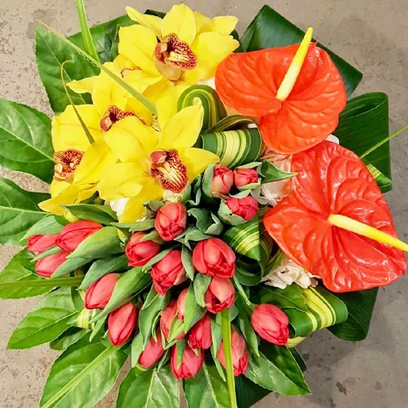 BOUQUET CONTRASTE DE PRINTEMPS ET D'ÉTÉ